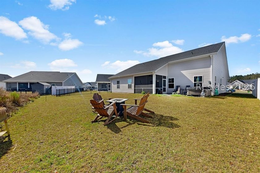 BETTER THAN NEW!!!Built 2023 on a PREMIUM LOT you can move right - photo 5
