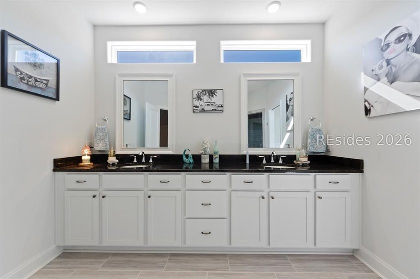 BETTER THAN NEW!!!Built 2023 on a PREMIUM LOT you can move right - photo 6
