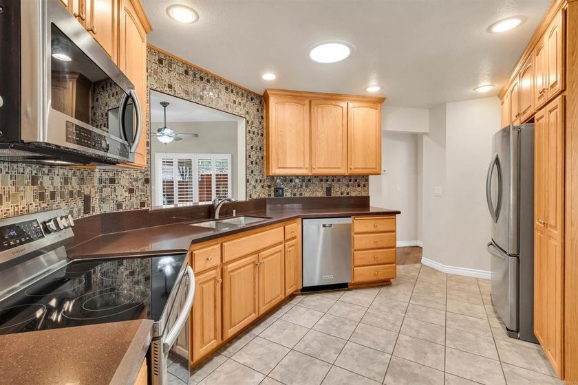 Beautiful single-story home located in *The Cottages*, one of - photo 10