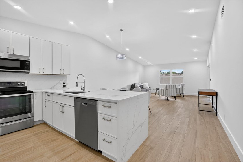 This beautifully remodeled and move-in ready 2- bedroom - photo 7
