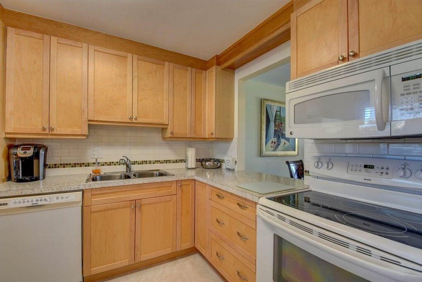 This beautifully renovated corner villa offers a perfect blend - photo 5