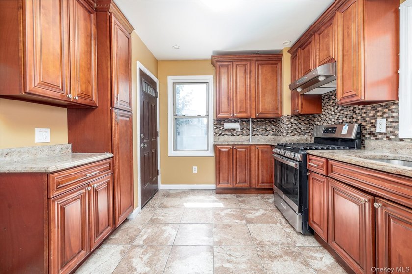 This charming detached Colonial offers the perfect blend of - photo 10