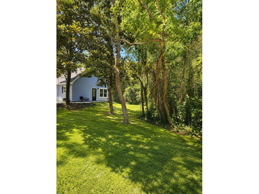 Tucked away on a large, private lot surrounded by beautiful - photo 5