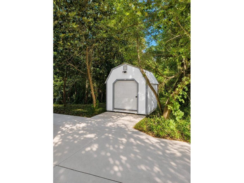 Tucked away on a large, private lot surrounded by beautiful - photo 7