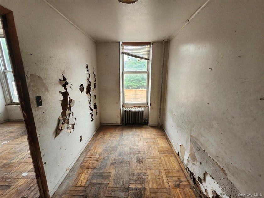 Three unit brownstone, centrally located to all amenities, needs - photo 15