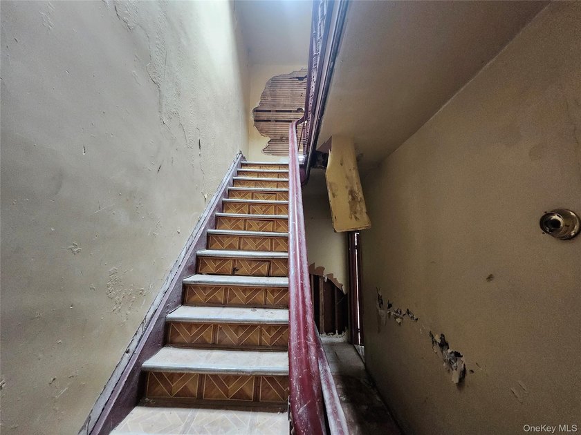 Three unit brownstone, centrally located to all amenities, needs - photo 17
