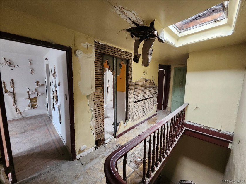 Three unit brownstone, centrally located to all amenities, needs - photo 18