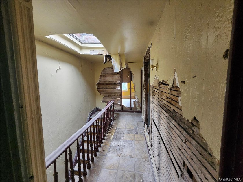 Three unit brownstone, centrally located to all amenities, needs - photo 19