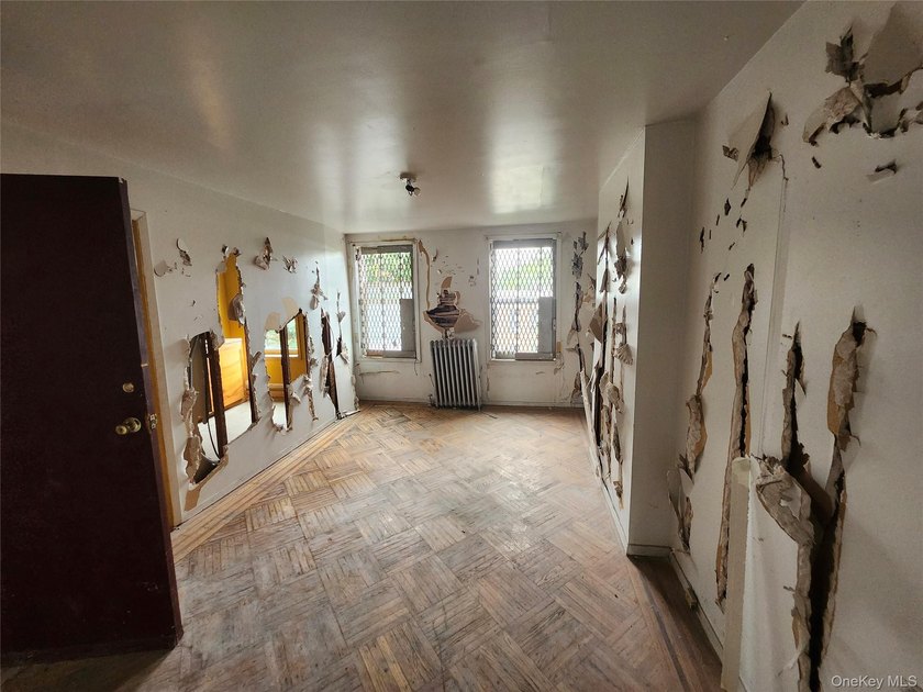 Three unit brownstone, centrally located to all amenities, needs - photo 20