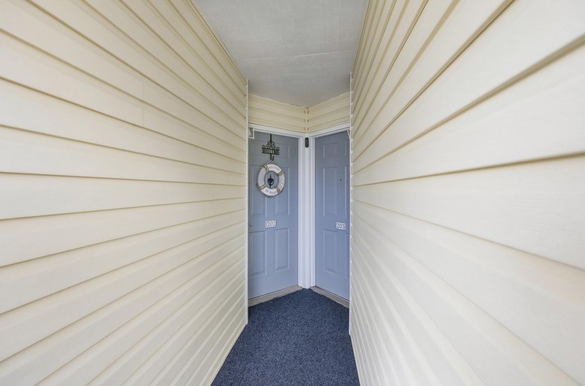 Come see this beautifully decorated condo located in the heart - photo 2