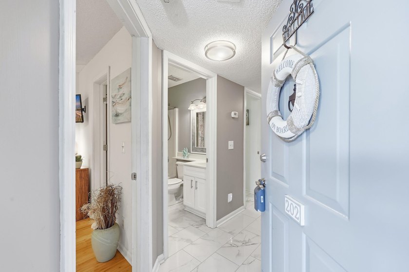 Come see this beautifully decorated condo located in the heart - photo 3
