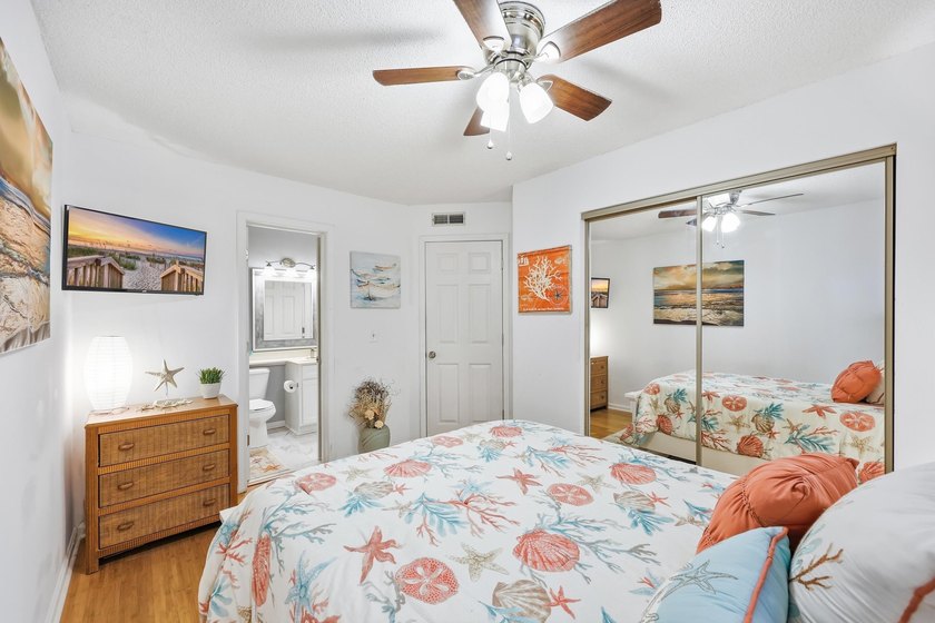 Come see this beautifully decorated condo located in the heart - photo 5