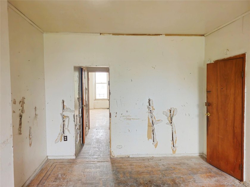 Three unit brownstone, centrally located to all amenities, needs - photo 26