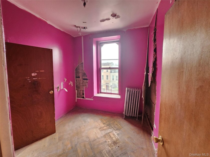 Three unit brownstone, centrally located to all amenities, needs - photo 27