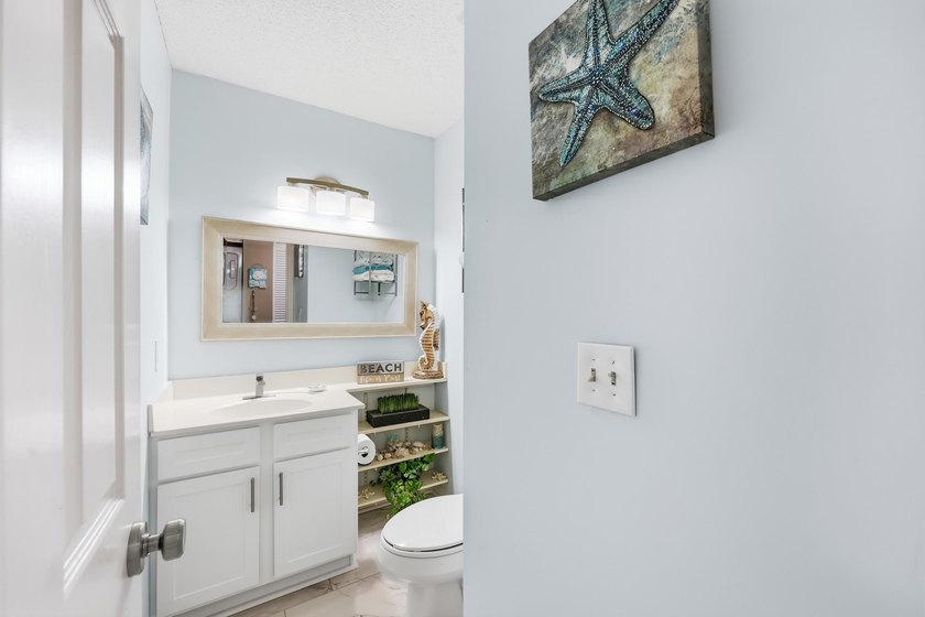 Come see this beautifully decorated condo located in the heart - photo 8