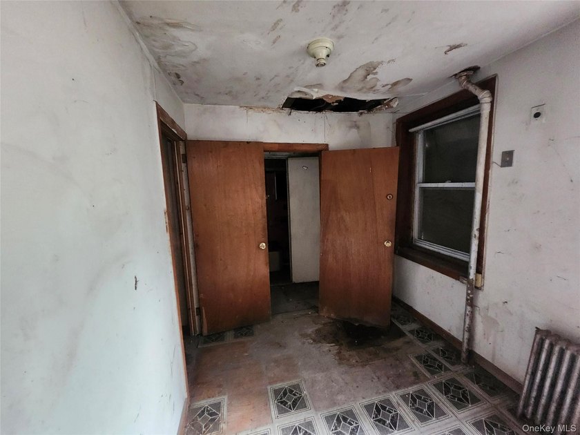 Three unit brownstone, centrally located to all amenities, needs - photo 30