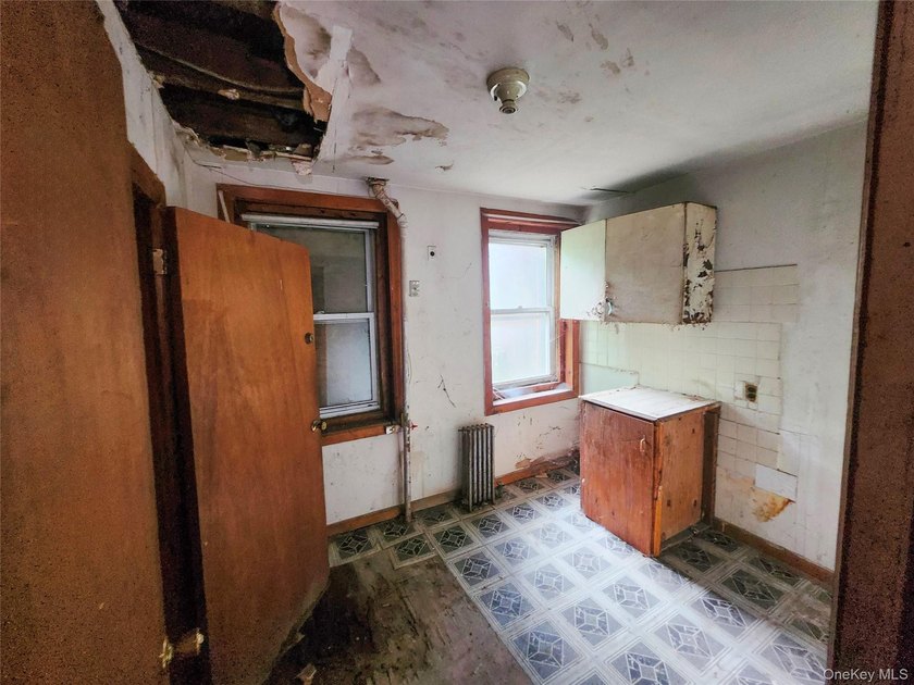 Three unit brownstone, centrally located to all amenities, needs - photo 31