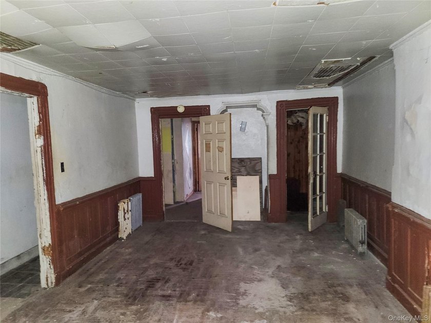 Three unit brownstone, centrally located to all amenities, needs - photo 33