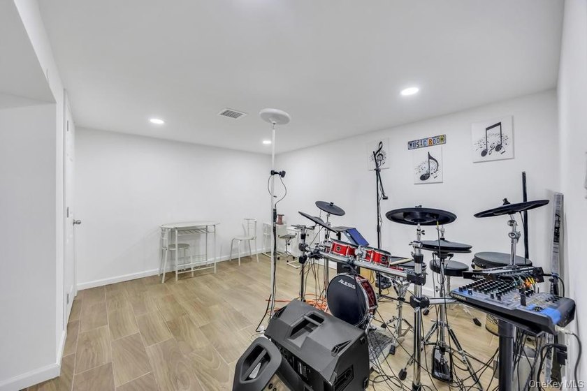 Photos coming soon! Welcome to this Spacious and versatile home - photo 36