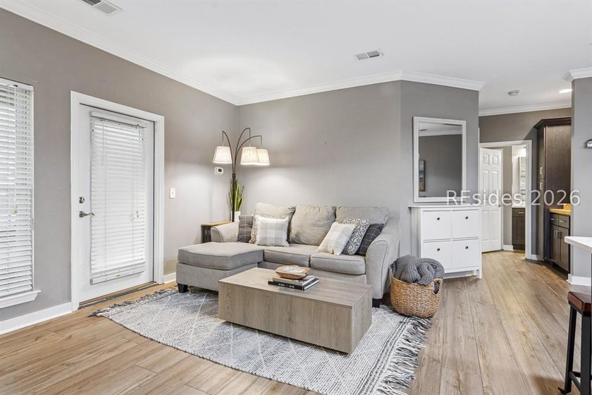 Beautifully appointed and offered fully furnished, this elegant - photo 4
