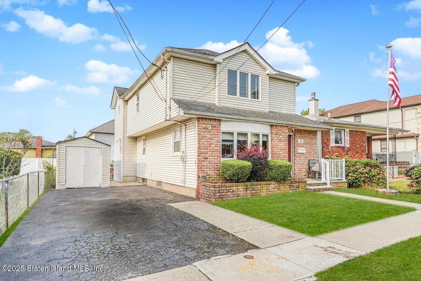 Welcome to this beautifully maintained 3-bedroom, 2 full - photo 2