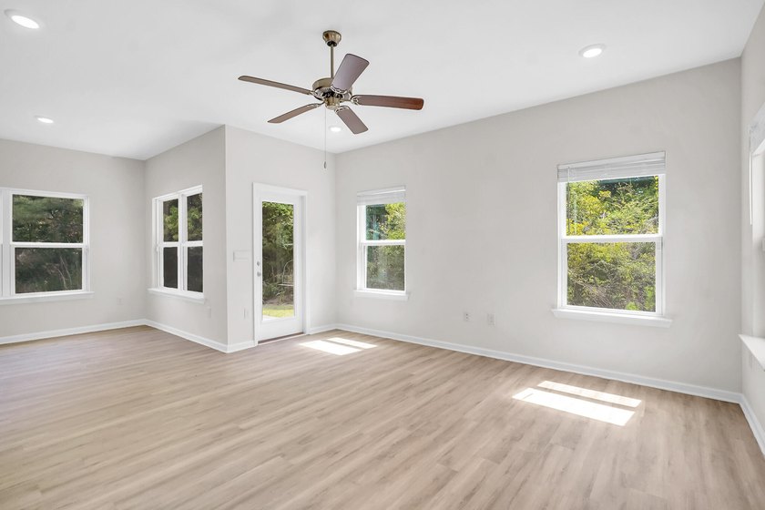 Ready to move in, this home is conveniently located just moments - photo 13