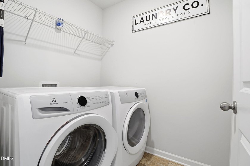 Welcome to this beautifully designed 4-bedroom, 2.5-bathroom - photo 22