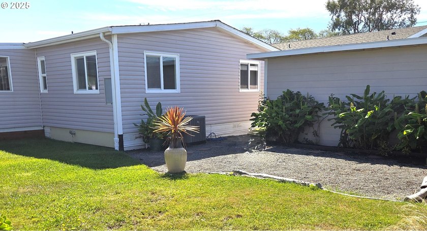 MOTIVATED SELLER! Relaxed lifestyle on the coast... This - photo 31