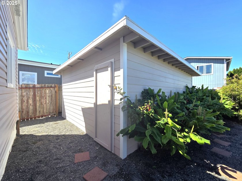 MOTIVATED SELLER! Relaxed lifestyle on the coast... This - photo 32