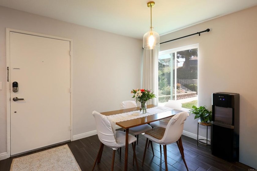 Charming two bedroom, one bathroom condo perfectly positioned in - photo 5