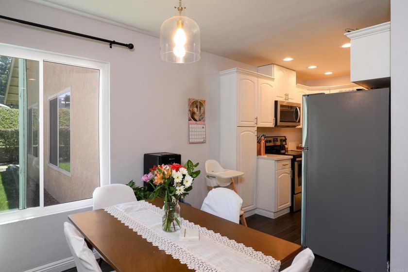 Charming two bedroom, one bathroom condo perfectly positioned in - photo 6
