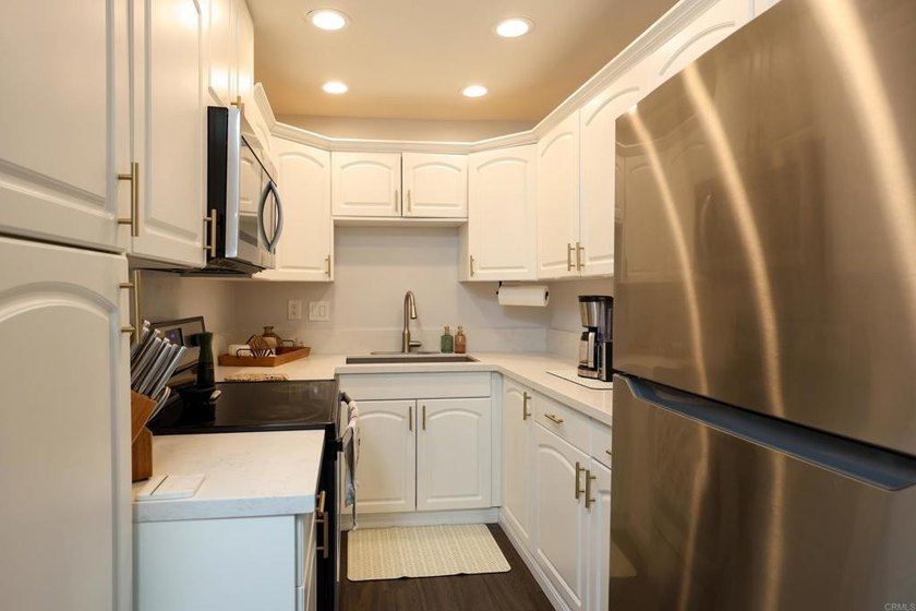 Charming two bedroom, one bathroom condo perfectly positioned in - photo 8