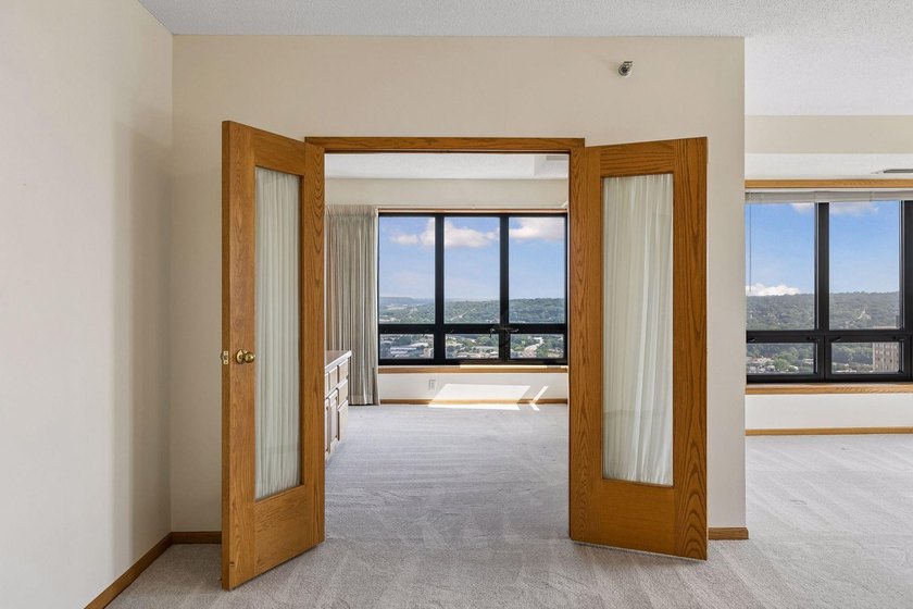 Perched on the 38th floor of Airye Tower, this spacious - photo 4