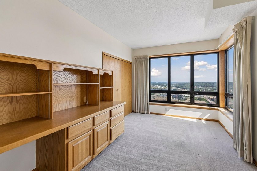 Perched on the 38th floor of Airye Tower, this spacious - photo 8