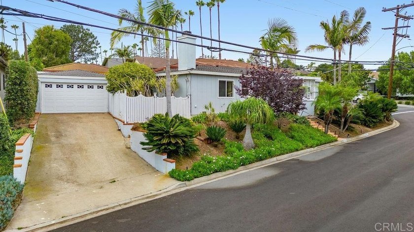 First time on the market in 50 years! Located in the desirable - photo 2