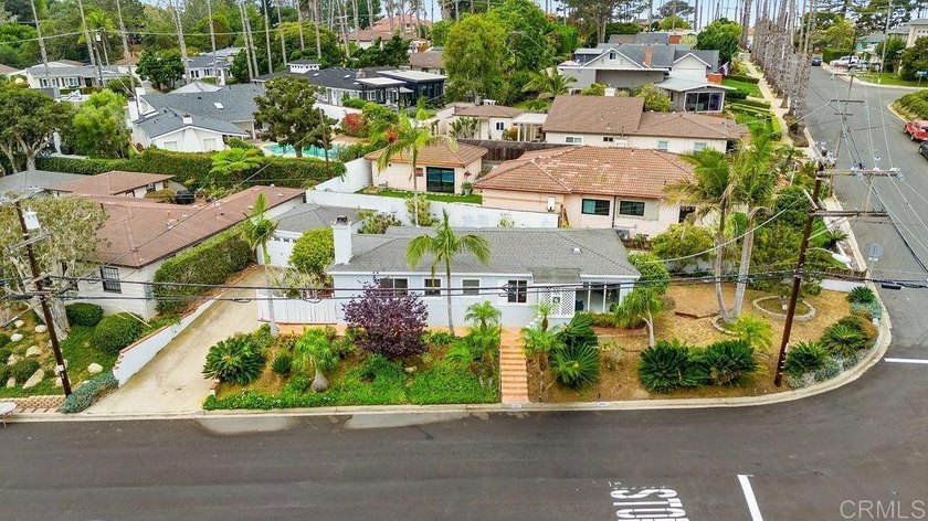 First time on the market in 50 years! Located in the desirable - photo 3