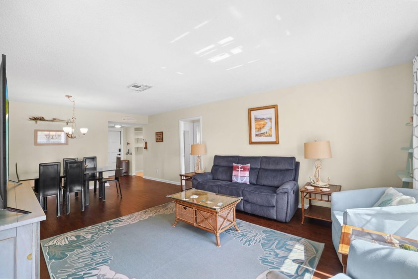 Amazing location - 2nd floor 2 bedroom/2 bath condo conveniently - photo 16