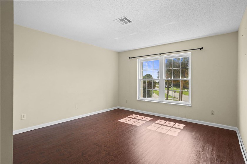 Amazing location - 2nd floor 2 bedroom/2 bath condo conveniently - photo 19