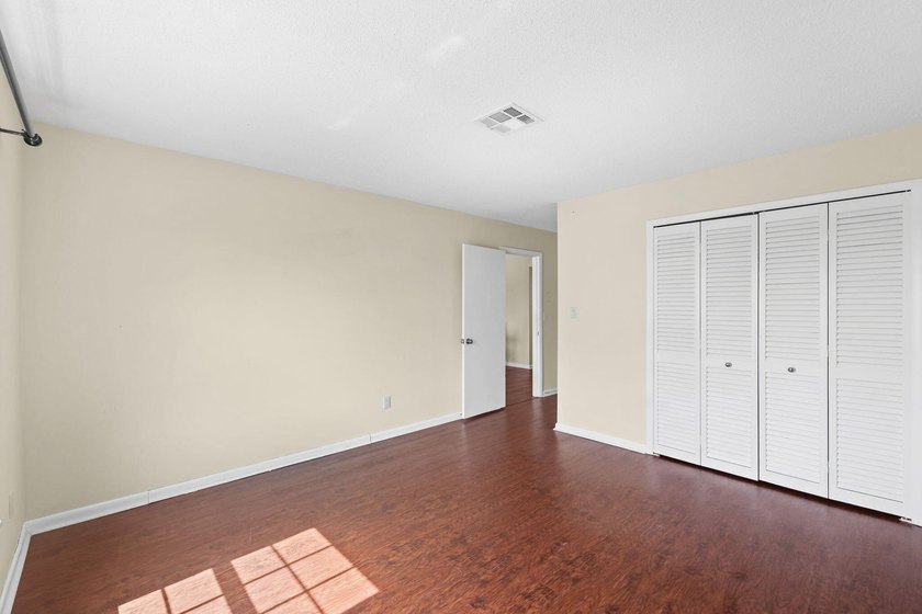 Amazing location - 2nd floor 2 bedroom/2 bath condo conveniently - photo 20