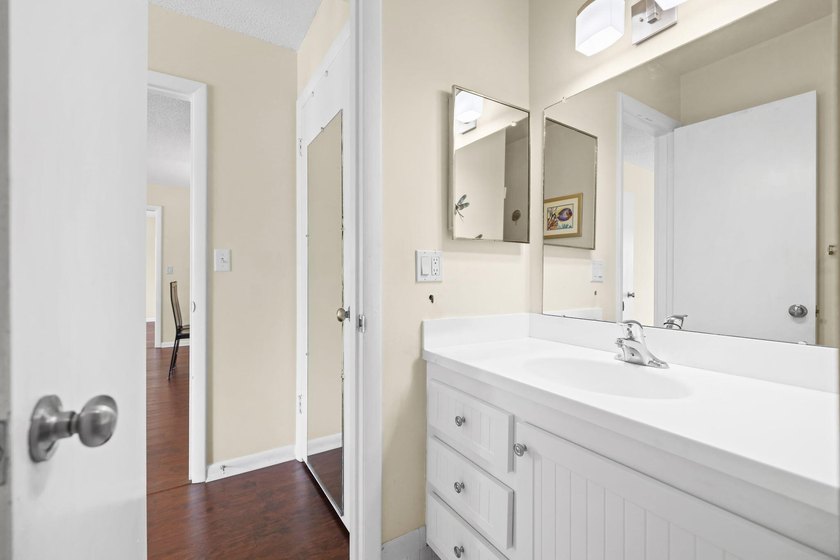 Amazing location - 2nd floor 2 bedroom/2 bath condo conveniently - photo 21