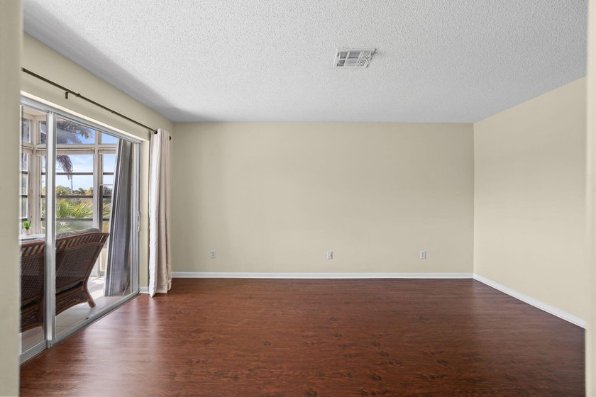 Amazing location - 2nd floor 2 bedroom/2 bath condo conveniently - photo 23