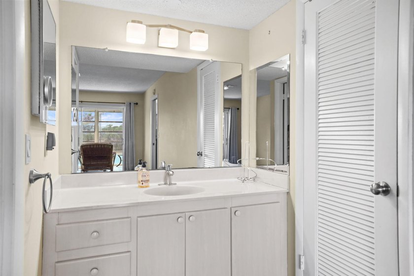 Amazing location - 2nd floor 2 bedroom/2 bath condo conveniently - photo 25