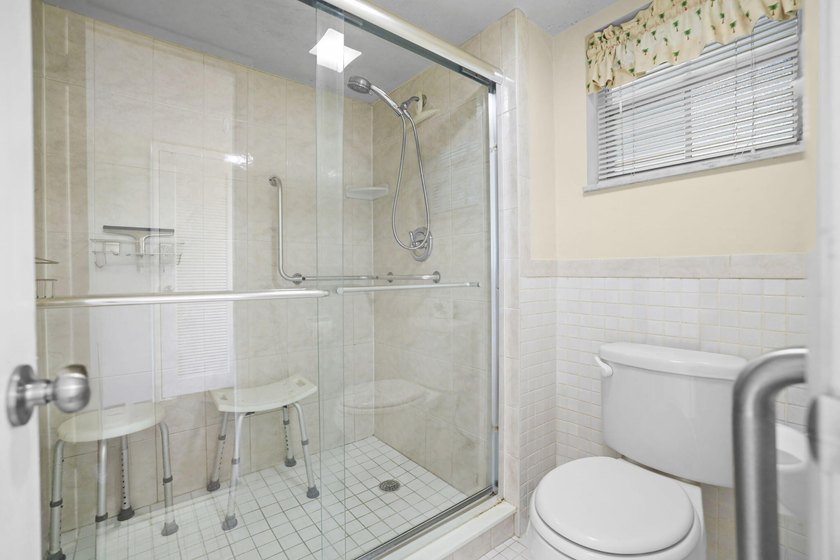 Amazing location - 2nd floor 2 bedroom/2 bath condo conveniently - photo 26