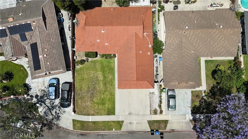 Located in the heart of vibrant Santa Ana, this spacious - photo 3