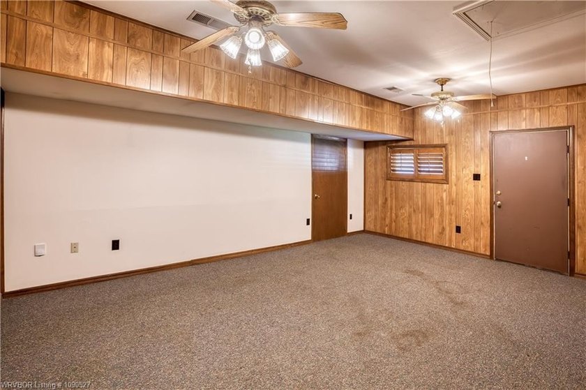 Charming 3 bedroom , 3 bath home with a desirable split floor - photo 21