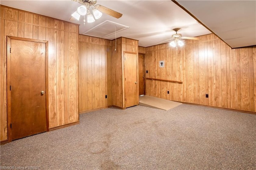 Charming 3 bedroom , 3 bath home with a desirable split floor - photo 22