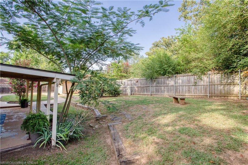 Charming 3 bedroom , 3 bath home with a desirable split floor - photo 31