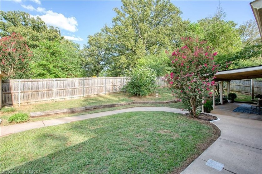 Charming 3 bedroom , 3 bath home with a desirable split floor - photo 33