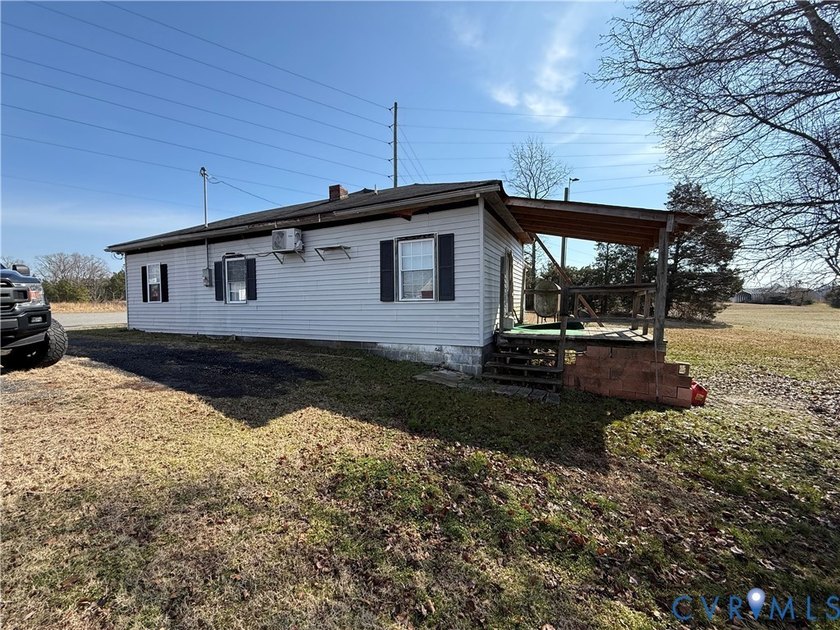 Don't miss your chance to purchase this cozy cottage. Minutes to - photo 3