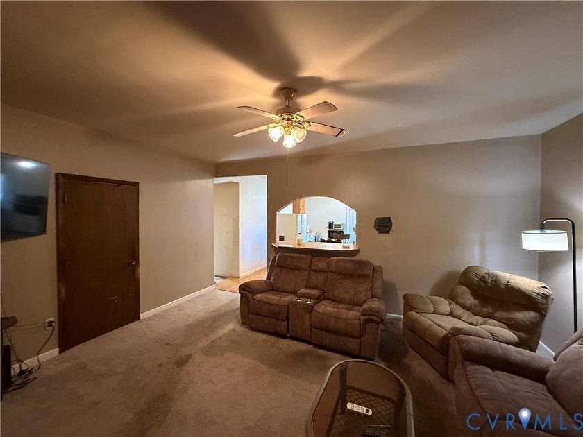Don't miss your chance to purchase this cozy cottage. Minutes to - photo 8